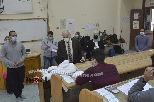 رئيس جامعة الفيوم يتابع امتحانات الفصل الدراسي الأول