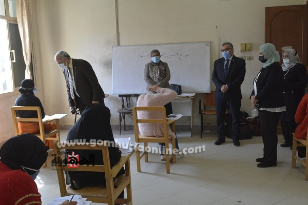رئيس جامعة الفيوم يتابع امتحانات الفصل الدراسي الأول