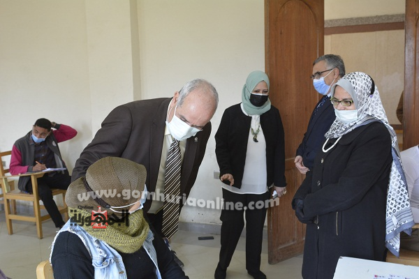 رئيس جامعة الفيوم يتابع امتحانات الفصل الدراسي الأول