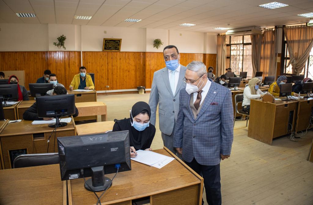 رئيس جامعة طنطا يشدد على الالتزام بالإجراءات الاحترازية -صور 