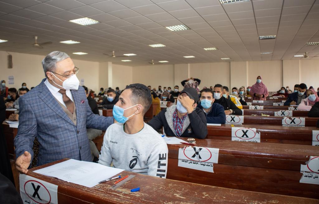 رئيس جامعة طنطا يشدد على الالتزام بالإجراءات الاحترازية -صور 