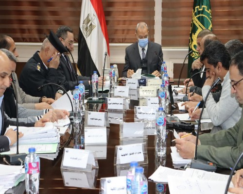 محافظ القليوبية يبحث تعظيم موارد الإعلانات وتحسين المظهر الحضاري 