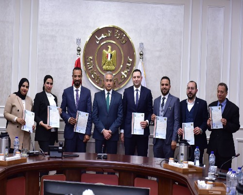 وزير العمل يسلم  الدفعة الأولى من الرخص الدائمة لمراكز تدريب مهني