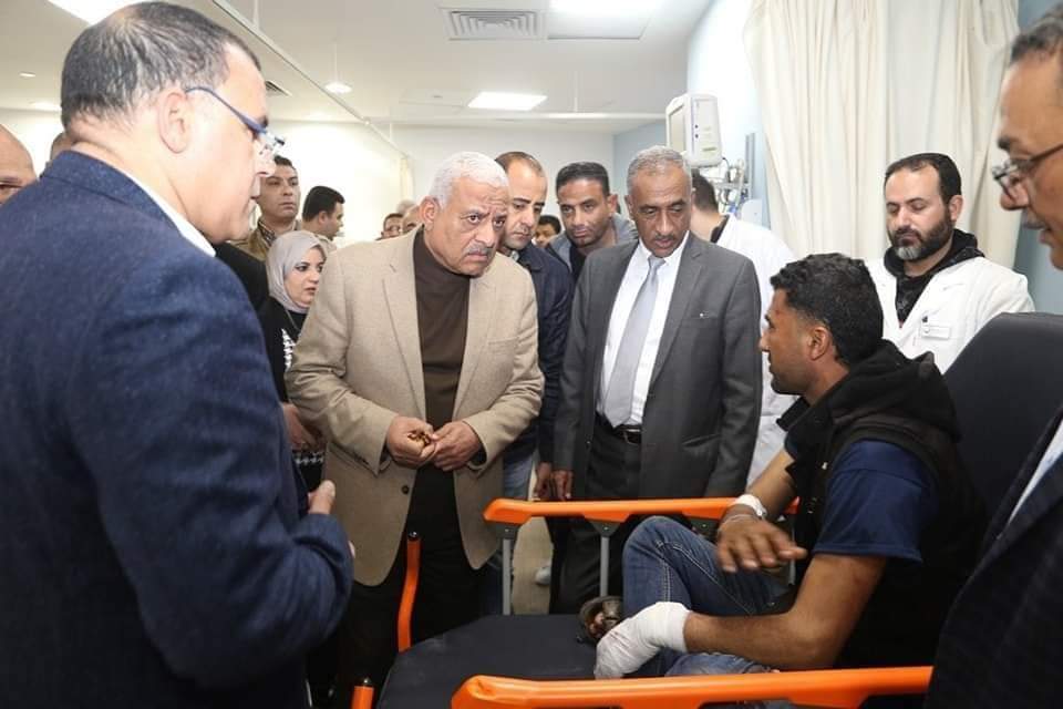 محافظ السويس في زيارة مفاجئة لمجمع السويس الطبي 