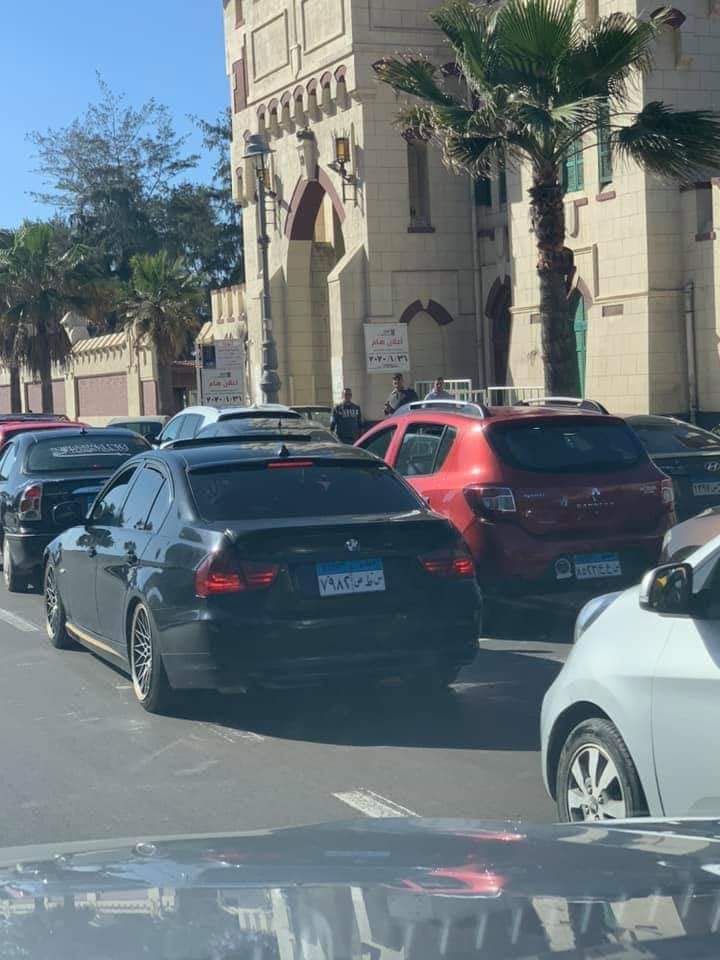 الزحام امام بوابة المنتزة 