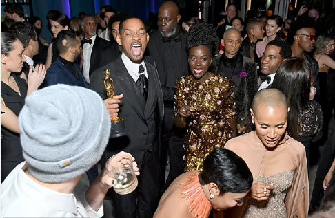 بعد صفع كريس روك.. السعادة تسيطر على ويل سميث فى Oscar after party برفقة زوجته 