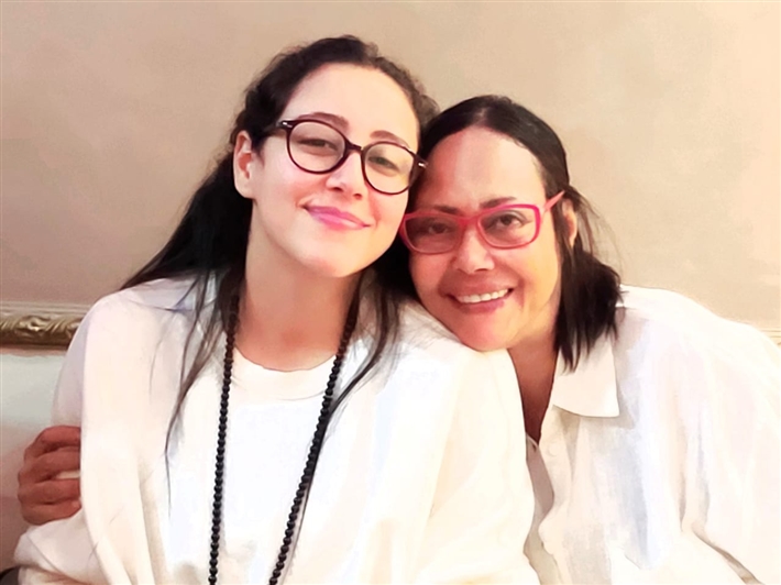 نهي العمروسي وابنتها 