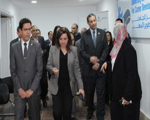 الجيزاوي يتفقد المركز الجامعي للتطوير المهني بكلية الهندسة بشبرا