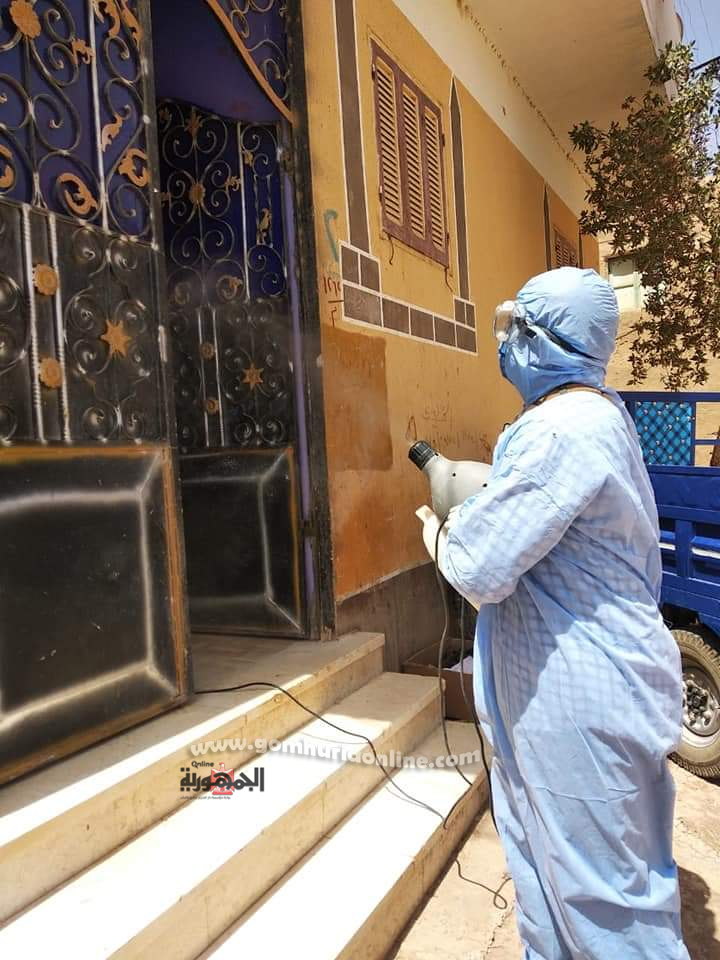تعقيم منازل حالات كورونا ومنع التجمعات بمدينة موط والهنداو فى الوادى الجديد