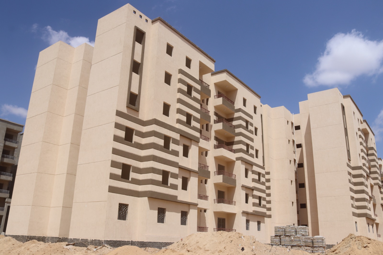 وزيرالإسكان يتابع تنفيذ وحدات«سكن لكل المصريين» بالعاشر من رمضان