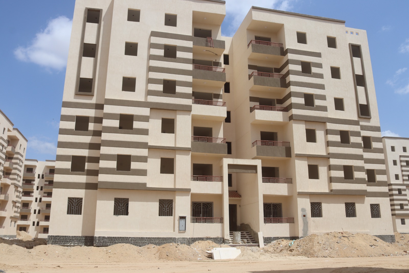 وزيرالإسكان يتابع تنفيذ وحدات«سكن لكل المصريين» بالعاشر من رمضان