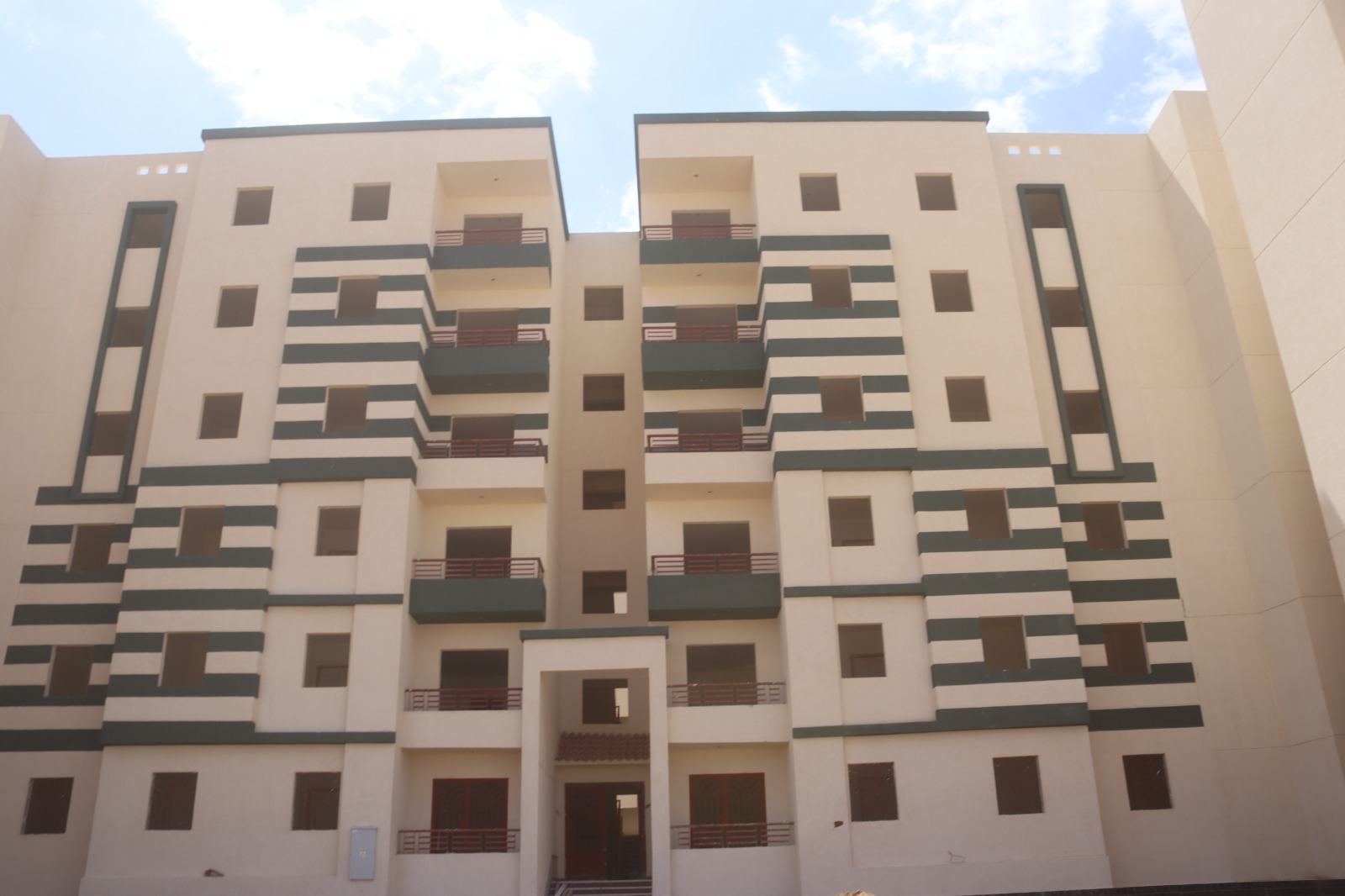 وزيرالإسكان يتابع تنفيذ وحدات«سكن لكل المصريين» بالعاشر من رمضان