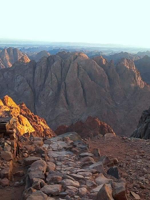 جبل موسي الذى لم يستقر مكانه عندما تجلى عليه الله عز وجل 