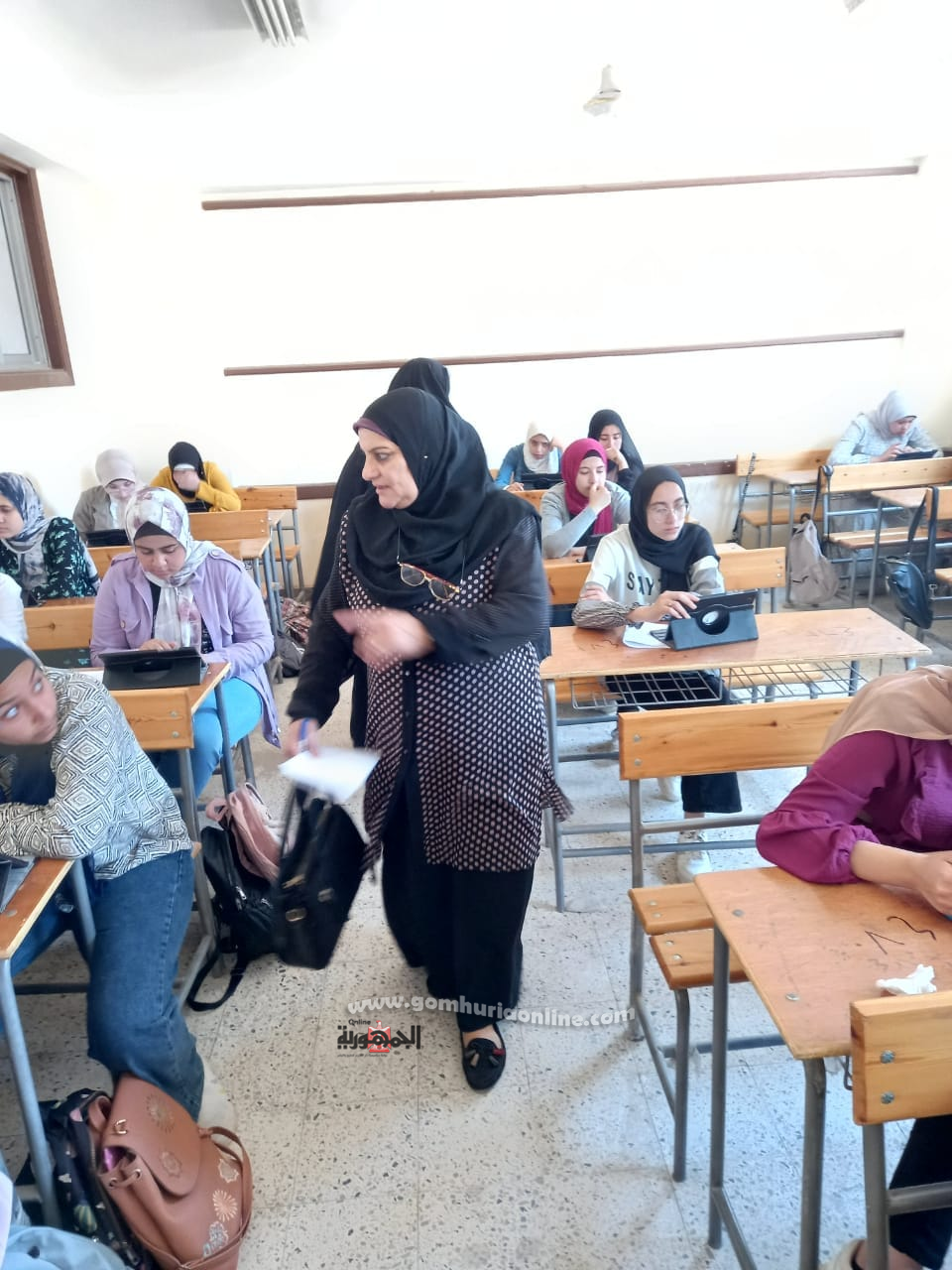هدى نوير أثناء تفقدها امتحانات أولى وثانية ثانوى