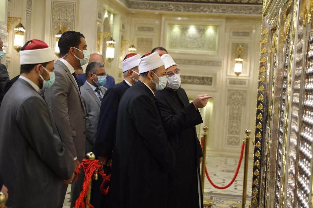 شيخ الأزهر يتفقد أعمال التجديد الشاملة بمسجد الحسين صباح اليوم.. صور
