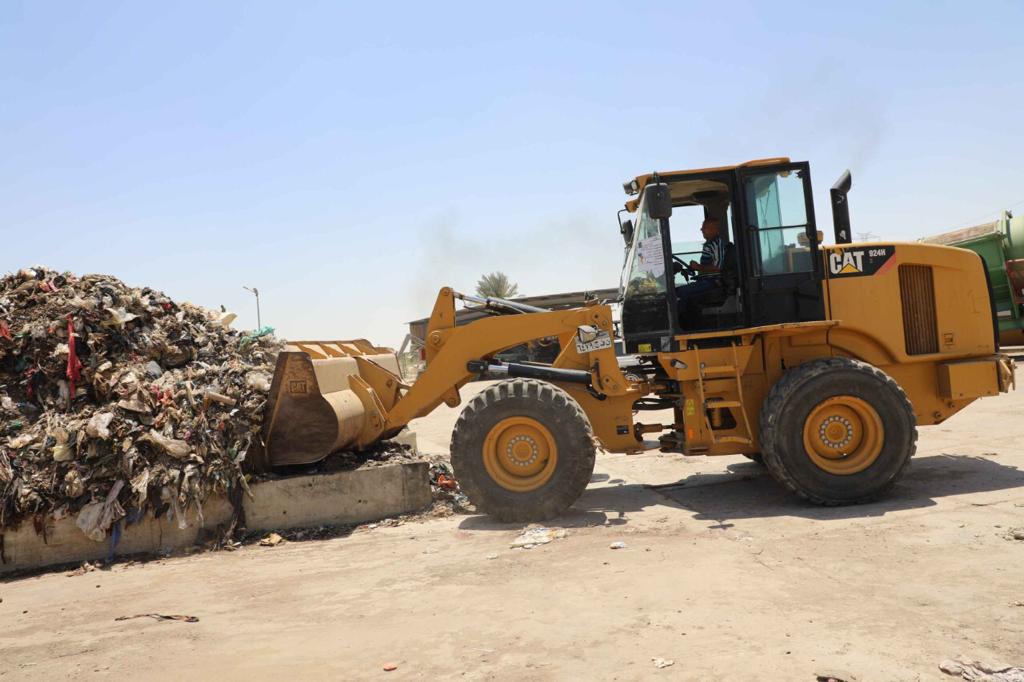 محافظ المنيا يتابع أعمال نقل القمامة من مصنع تدوير المخلفات بالعدوة الي المدفن الصحي