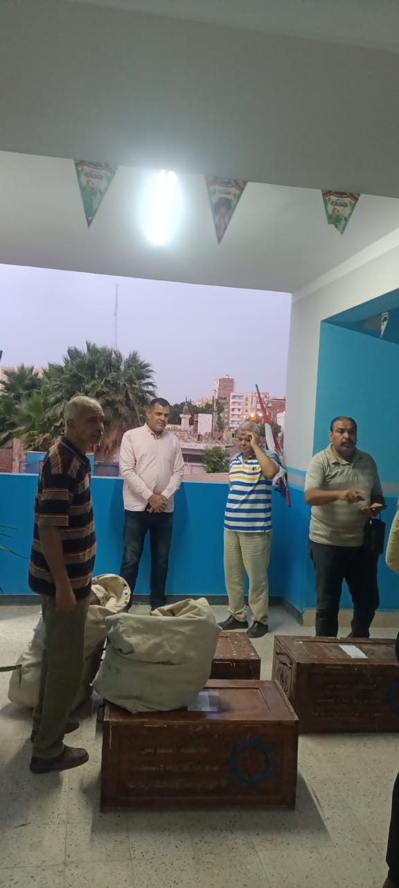 وكيل التعليم بالسويس يتفقد مركز توزيع أسئلة الدبلومات الفنية