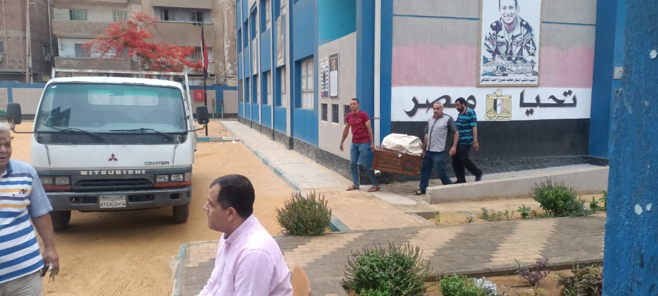 وكيل التعليم بالسويس يتفقد مركز توزيع أسئلة الدبلومات الفنية