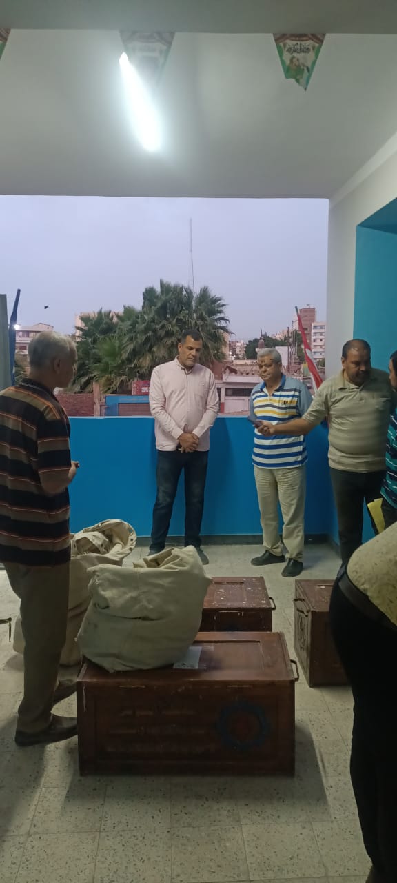 وكيل التعليم بالسويس يتفقد مركز توزيع أسئلة الدبلومات الفنية