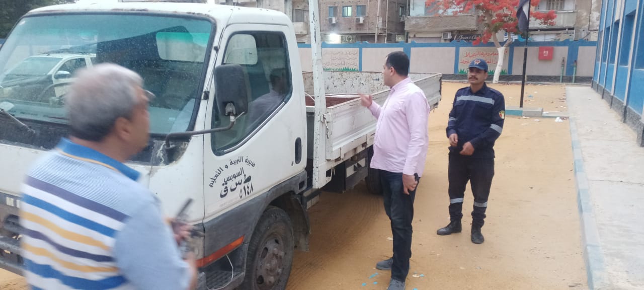 وكيل التعليم بالسويس يتفقد مركز توزيع أسئلة الدبلومات الفنية