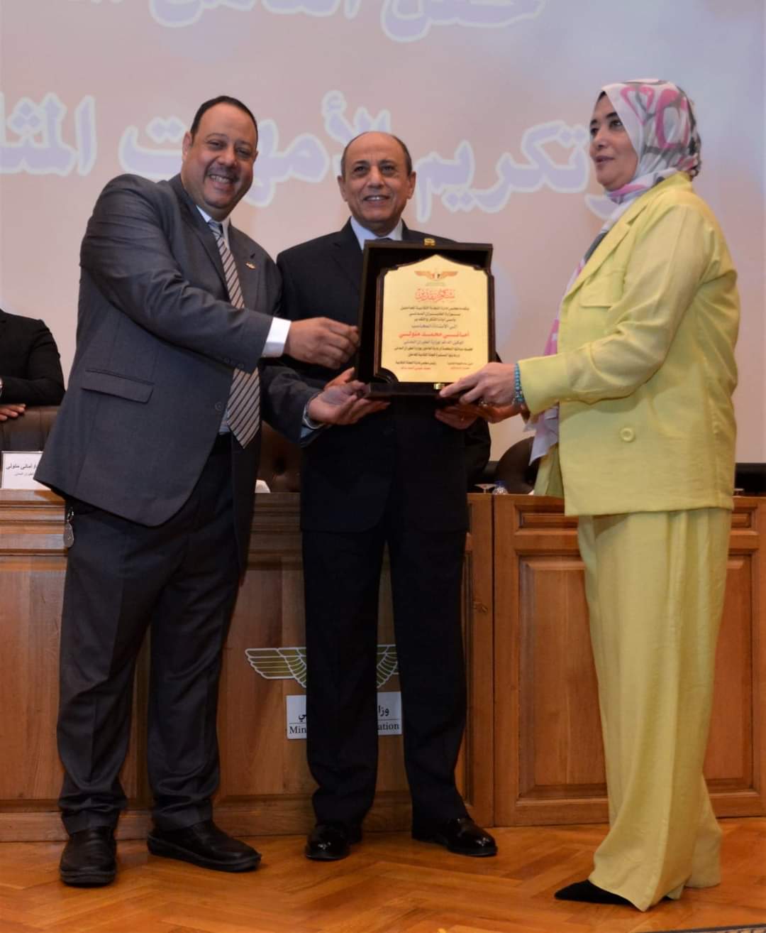 الفريق طيار محمد عباس وزير الطيران المدني