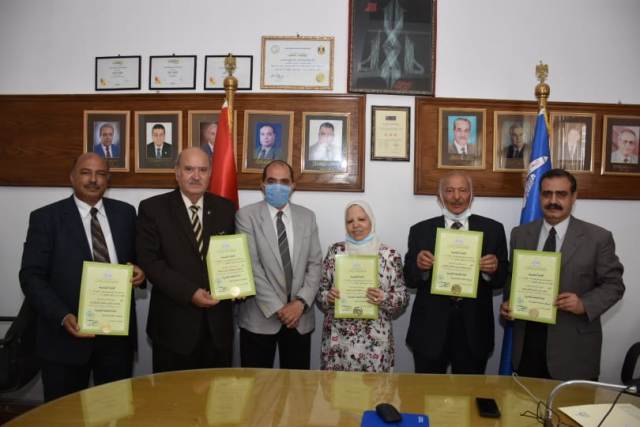رئيس جامعة عين شمس يكرم الحاصلين علي جائزة الجامعة التقديرية بكلية العلوم