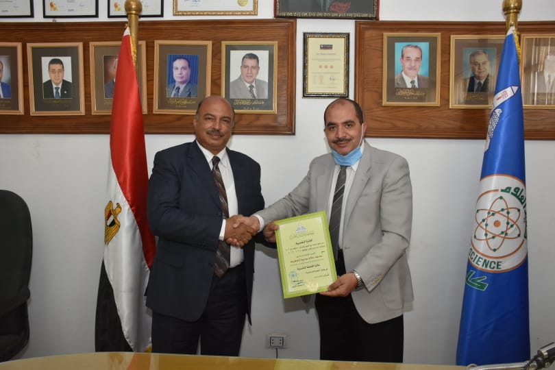 رئيس جامعة عين شمس يكرم الحاصلين علي جائزة الجامعة التقديرية بكلية العلوم