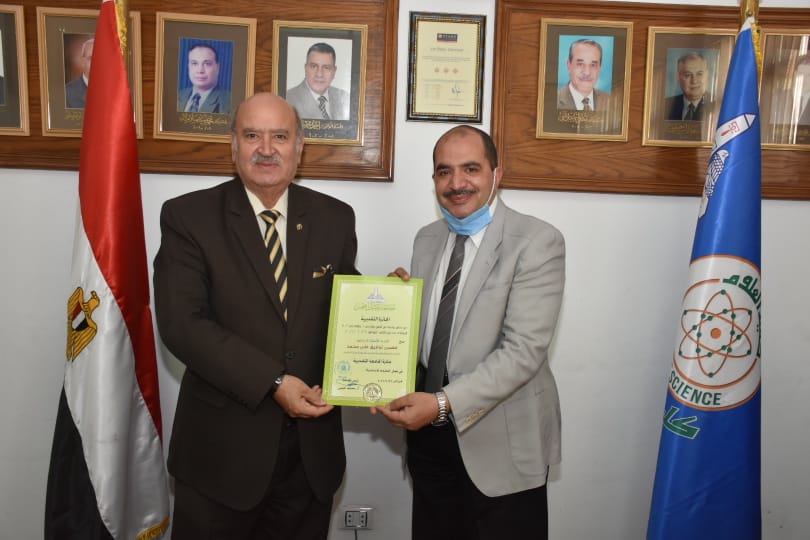 رئيس جامعة عين شمس يكرم الحاصلين علي جائزة الجامعة التقديرية بكلية العلوم
