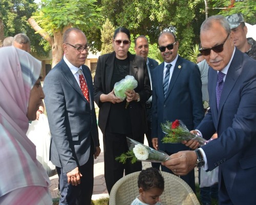 الهجان يُقدم هدايا رئيس الجمهورية للأطفال بحدائق القناطر الخيرية 