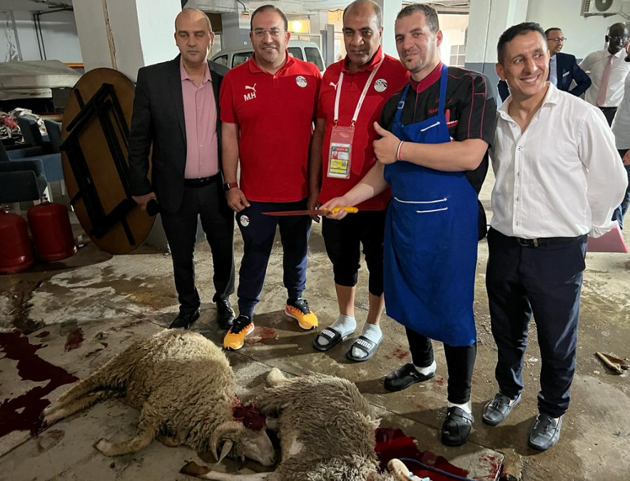 المنتخب الاوليمبي يضحي بعجل وخروفين في العيد 
