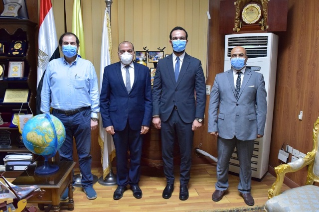 رئيس جامعة بنى سويف يبحث مع مسؤولى شركة HPE مصر التحول الرقمى والشبكات 