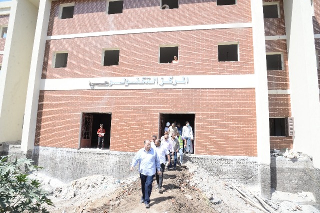 محافظ أسيوط يتفقد أعمال انشاء مجمع خدمات المواطنين والخدمات الزراعية بقرية بني شقير بمركز منفلوط