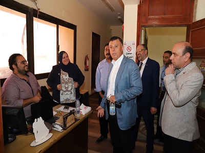 رئيس جامعة عين شمس يتفقد الحرم الجامعي