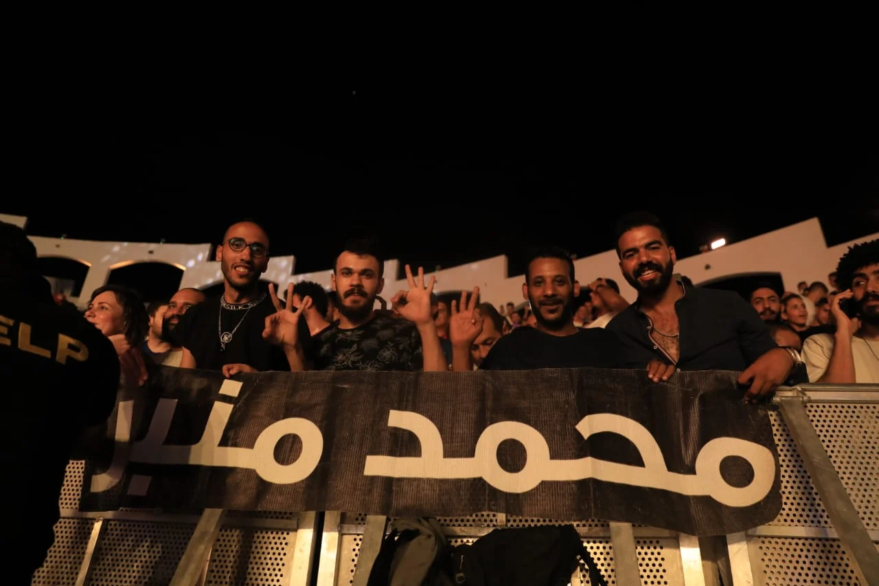 محمد منير يشعل حفل المسرح الروماني .. صور