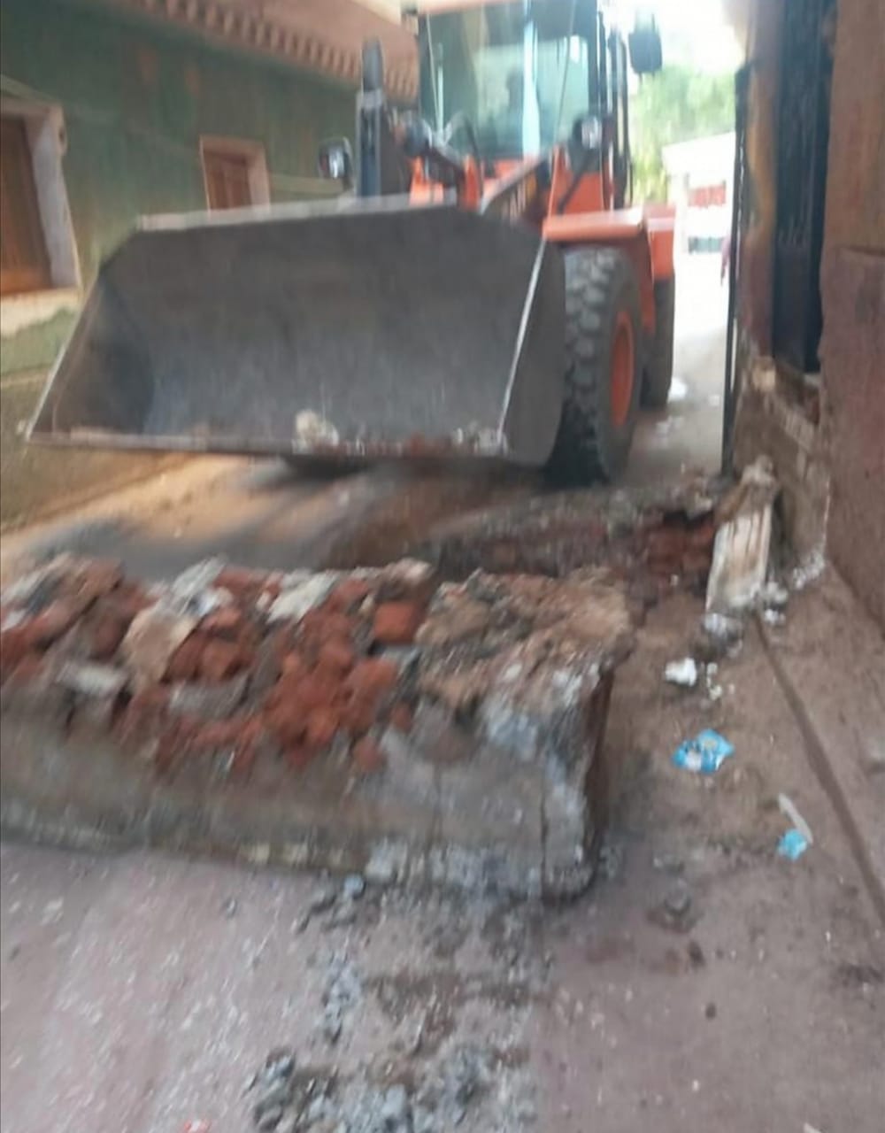 إزالة ٣٠ حالة تعدى بالبناء بدون تصريح بمدينة الأقصر 