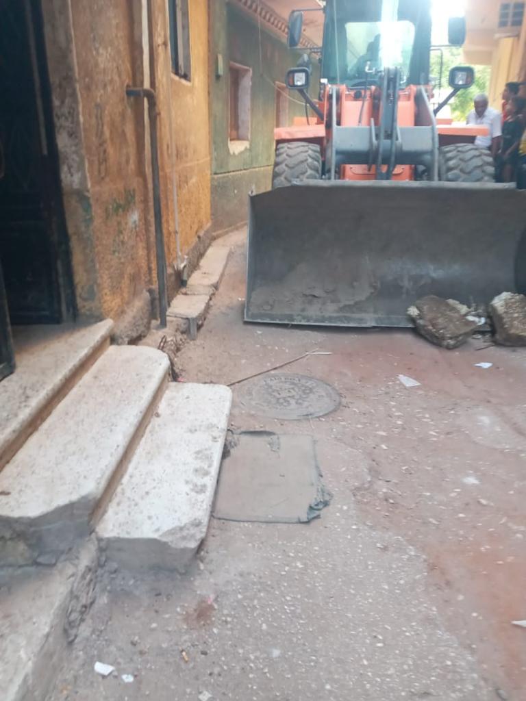 إزالة ٣٠ حالة تعدى بالبناء بدون تصريح بمدينة الأقصر 