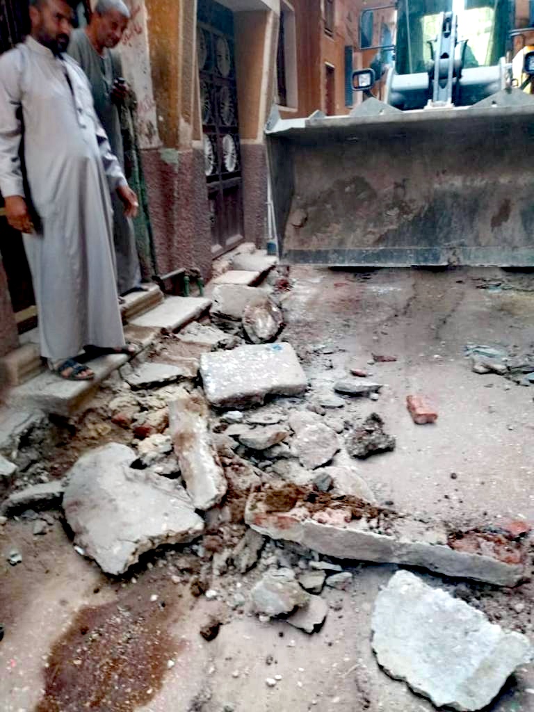 إزالة ٣٠ حالة تعدى بالبناء بدون تصريح بمدينة الأقصر 