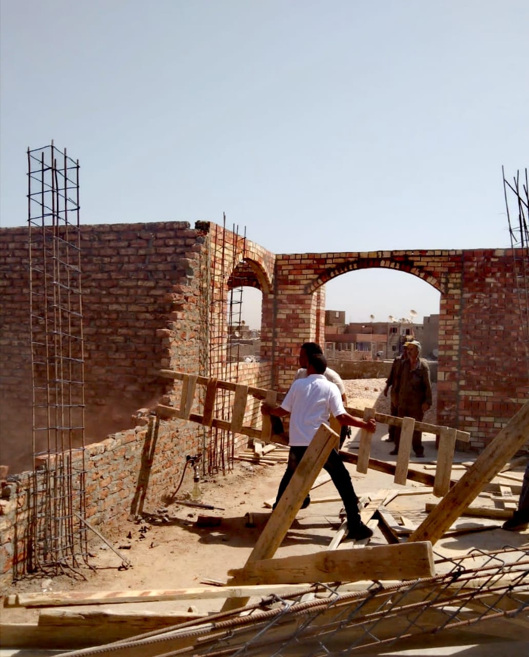 إزالة ٣٠ حالة تعدى بالبناء بدون تصريح بمدينة الأقصر 