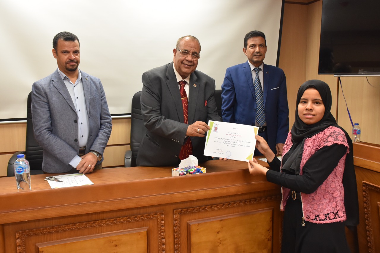 رئيس جامعة الأقصر يشهد ختام ملتقى اللغة المصرية القديمة