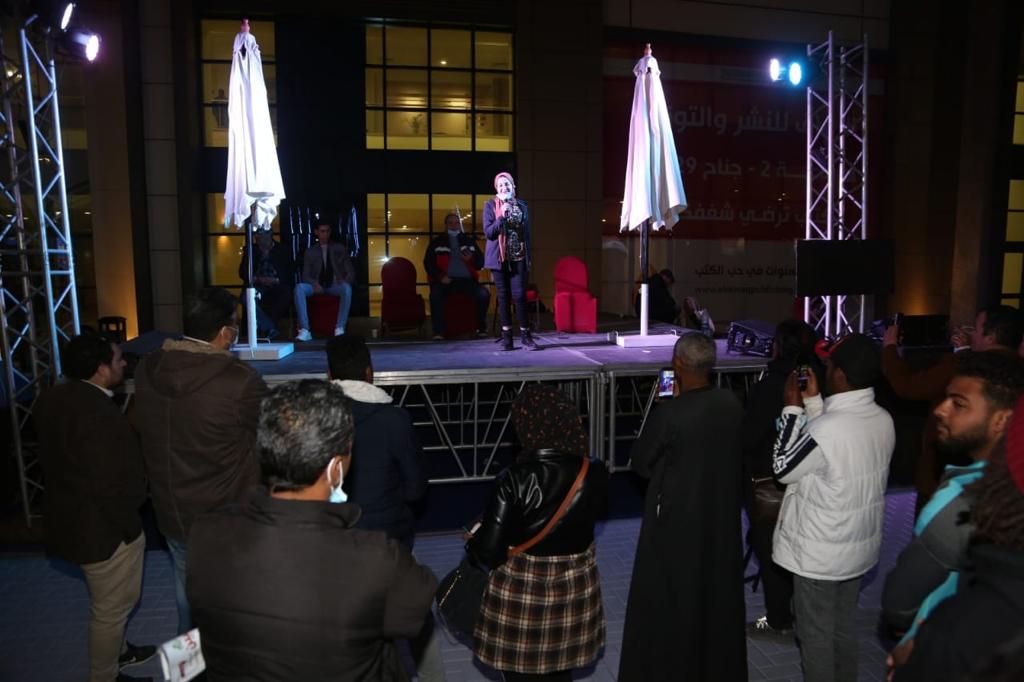 فقرات السيرك القومي وعروض الموسيقى والغناء تجذب رواد اليوم الثالث لمعرض الكتاب 53 