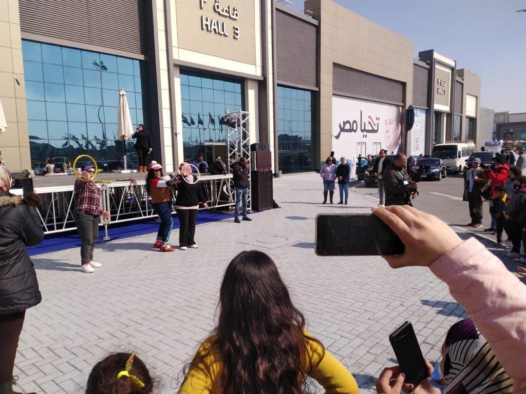 فقرات السيرك القومي وعروض الموسيقى والغناء تجذب رواد اليوم الثالث لمعرض الكتاب 53 