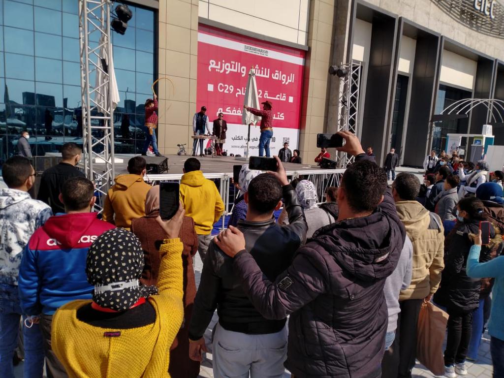 فقرات السيرك القومي وعروض الموسيقى والغناء تجذب رواد اليوم الثالث لمعرض الكتاب 53 