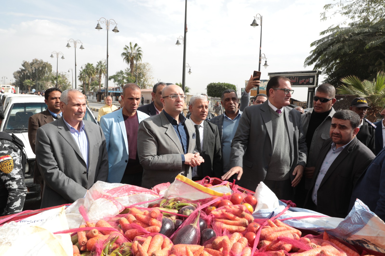 غنيم يتفقد منافذ وزارة الزراعة لبيع السلع والمنتجات الغذائيه 