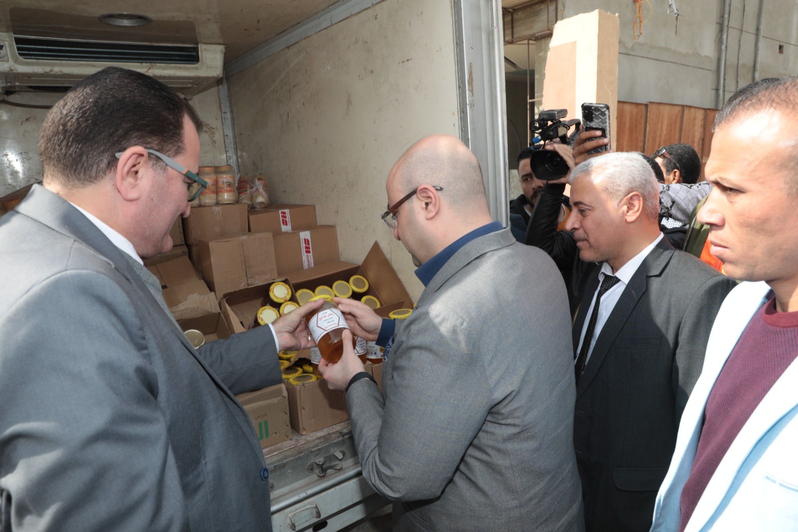 غنيم يتفقد منافذ وزارة الزراعة لبيع السلع والمنتجات الغذائيه 