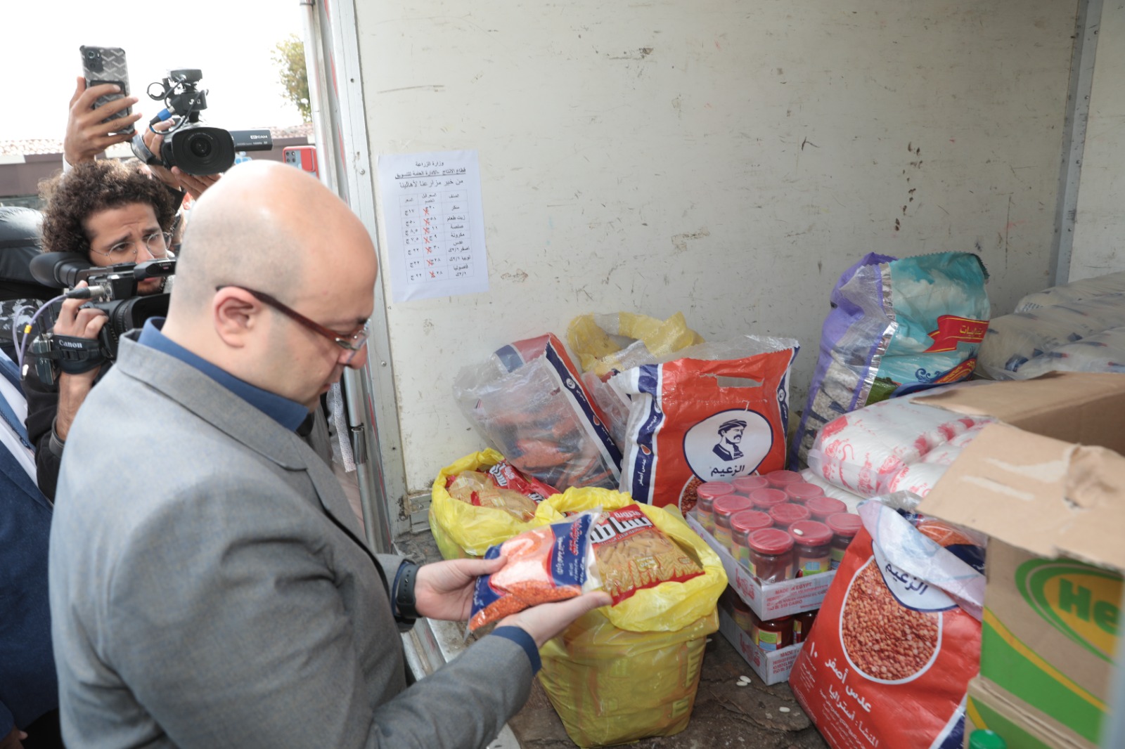 غنيم يتفقد منافذ وزارة الزراعة لبيع السلع والمنتجات الغذائيه 