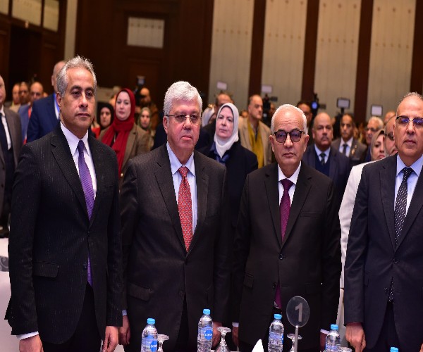 وزير العمل يشارك في مؤتمر التربية والتعليم بشأن نظام 