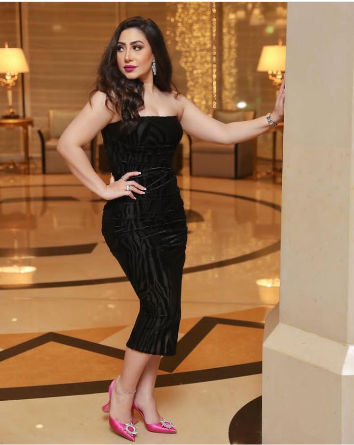 بالأسود .. إطلالة مميزة لـ 