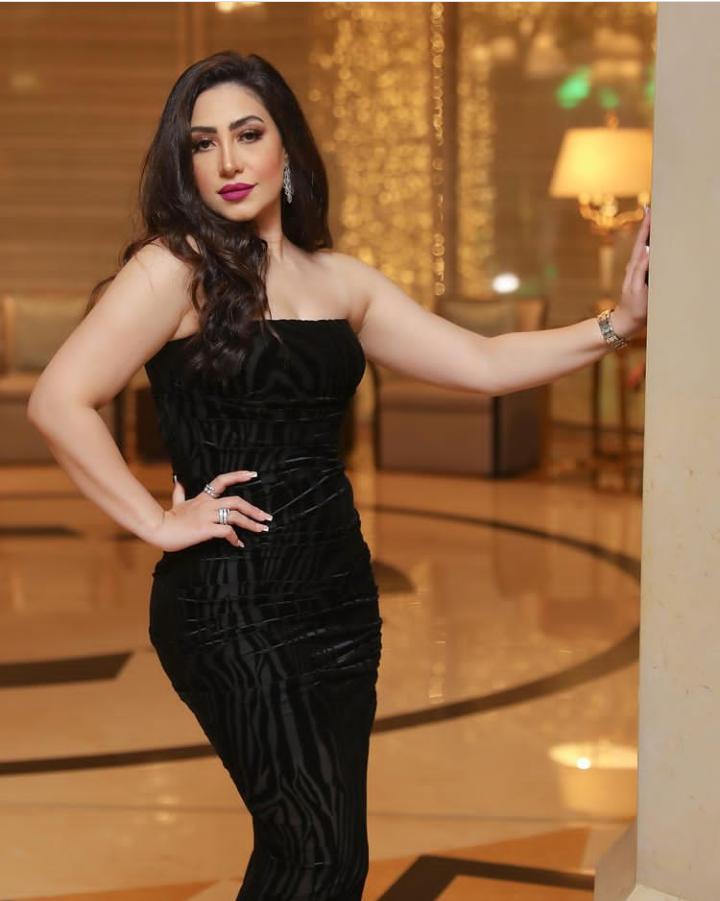 بالأسود .. إطلالة مميزة لـ 