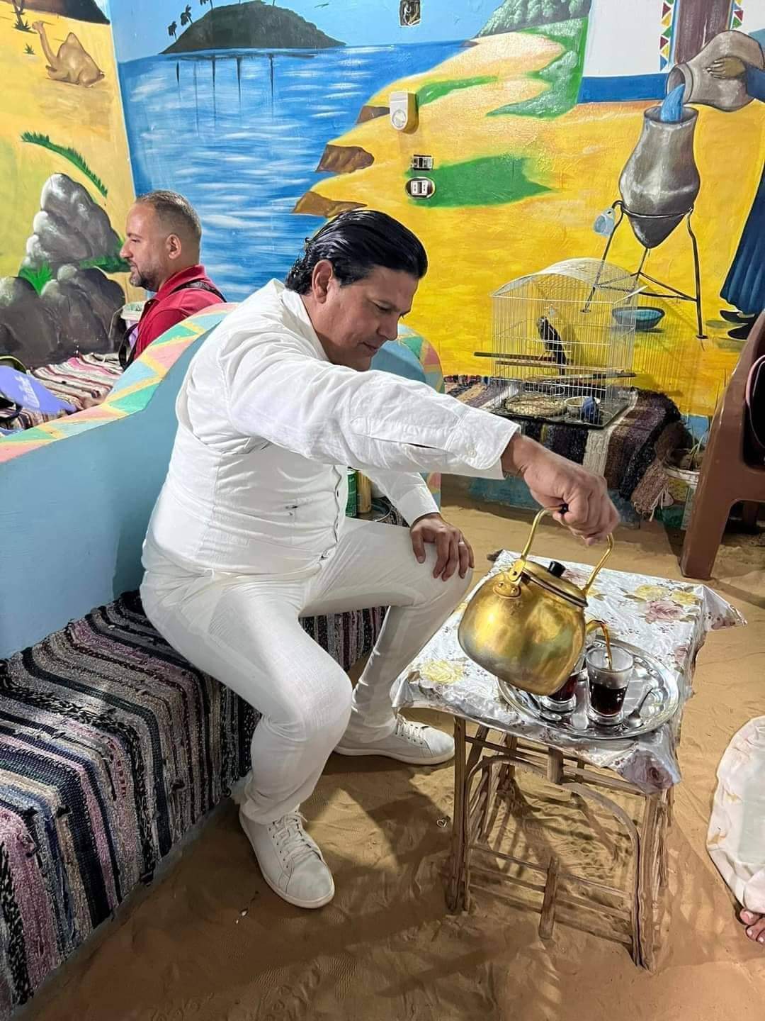 ممثل مكسيكى يحتفل بحفل زفافه على ضفاف نيل أسوان 