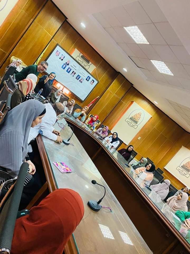 الوفد الهولندي البحثي يواصل محاضراته العلمية باَداب بسوهاج